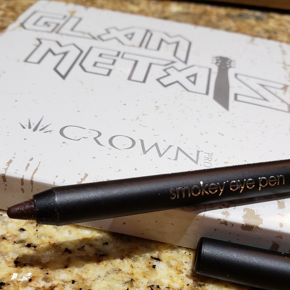 Glam Metals Eyeshadow Palette & Smoky Eyeliner - Picture 6 of 8